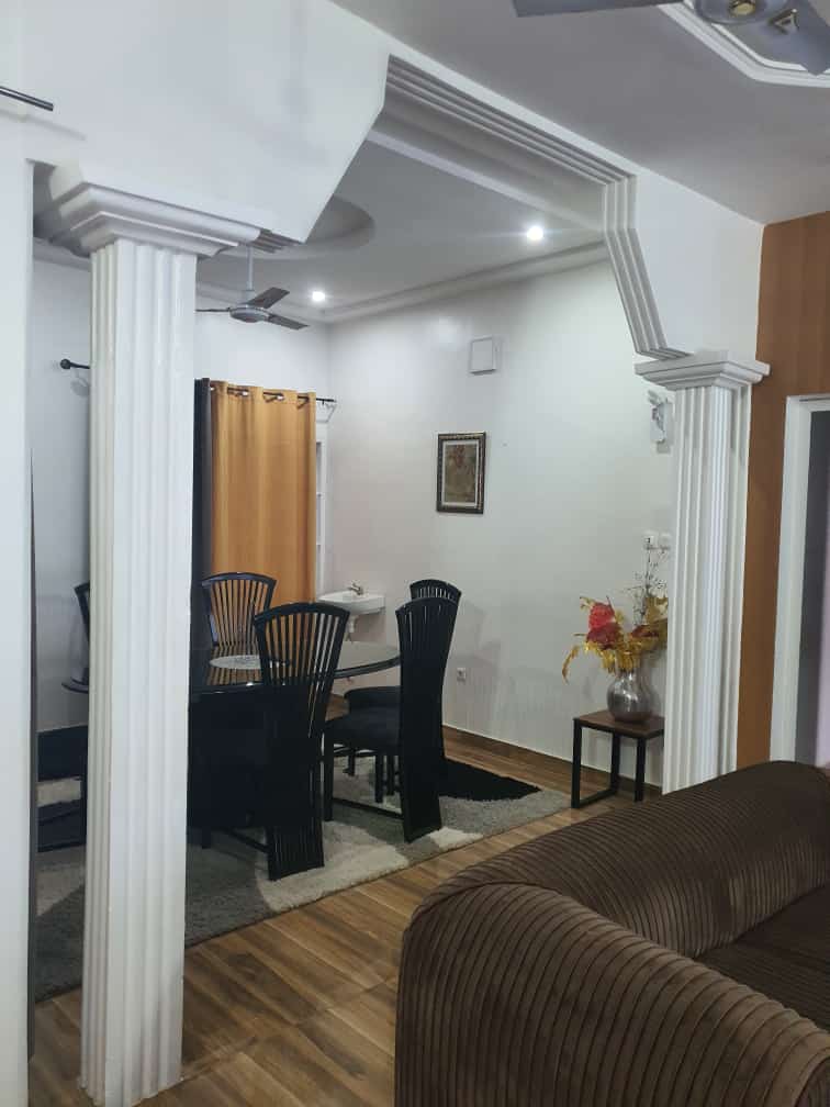 Une entrée personnelle meublée de 3 chambre