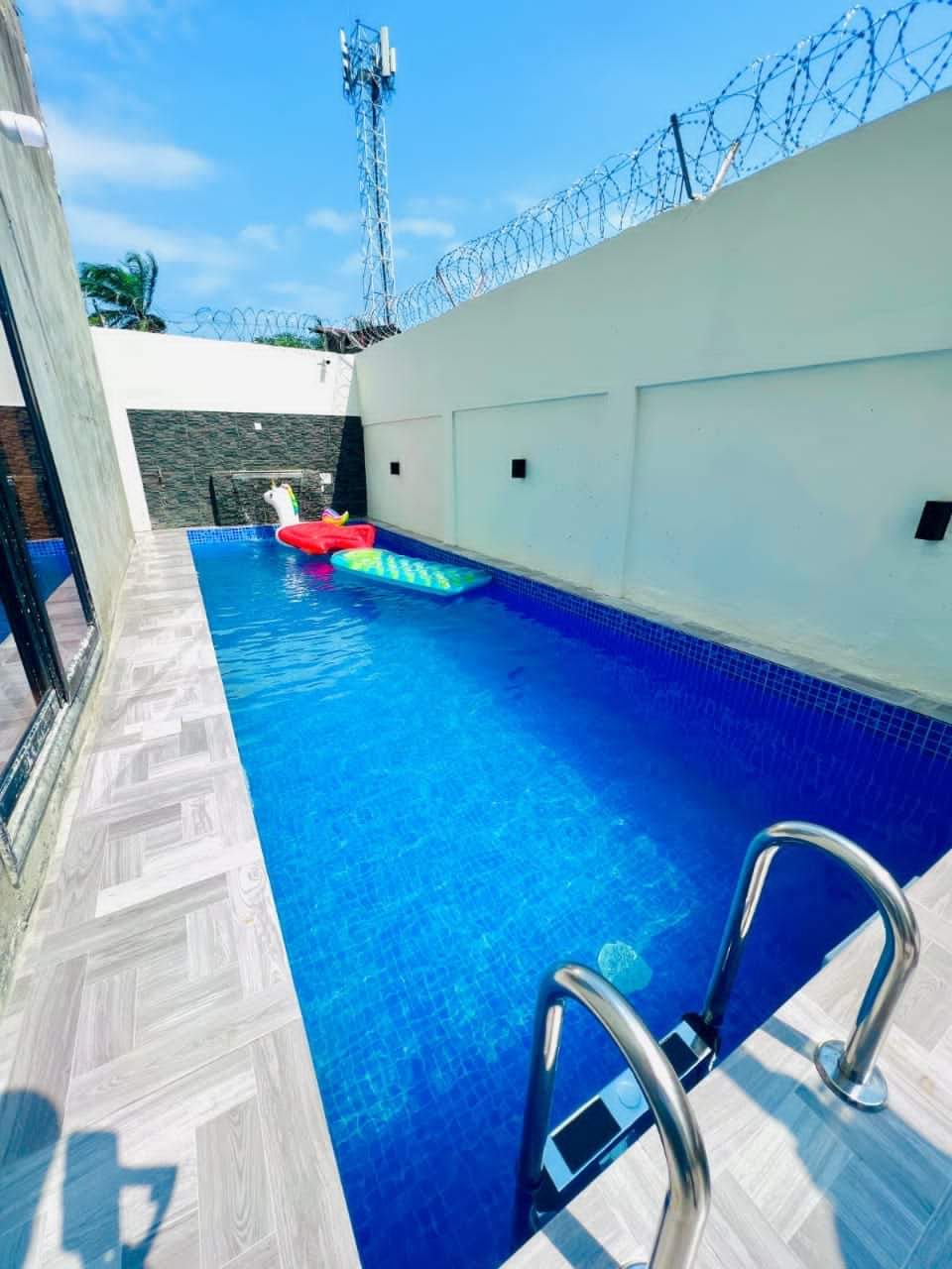 𝐕𝐈𝐋𝐋𝐀 𝐌𝐄𝐔𝐁𝐋É𝐄 𝐃𝐄 𝟓 𝐂𝐇𝐀𝐌𝐁𝐑𝐄𝐒 𝐒𝐀𝐋𝐎𝐍 𝐀𝐕𝐄𝐂 𝐏𝐈𝐒𝐂𝐈𝐍𝐄 𝐄𝐓 𝐉𝐀𝐑𝐃𝐈𝐍 À 𝐀𝐆𝐋𝐀